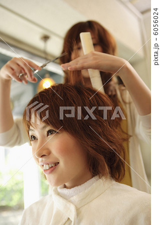 髪をカットされる女性 6056024