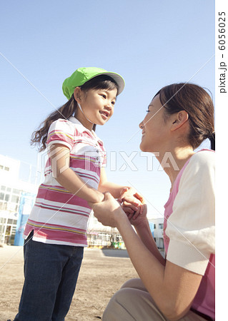 外で遊ぶ女の子と保育士 6056025
