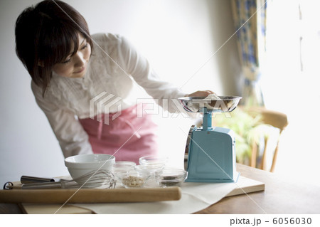 パンを作る女性 パンを作る女性 6056030