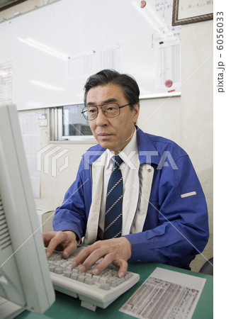 パソコンに向かう中年男性 6056033