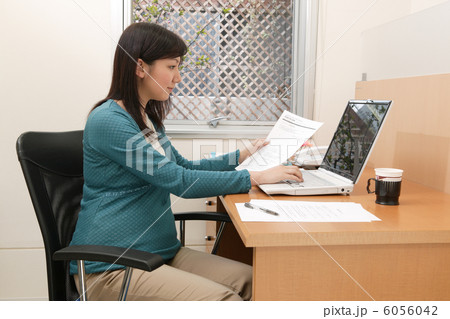 働く妊婦 6056042