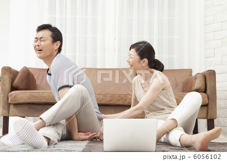 ストレッチをする中年男女 6056102