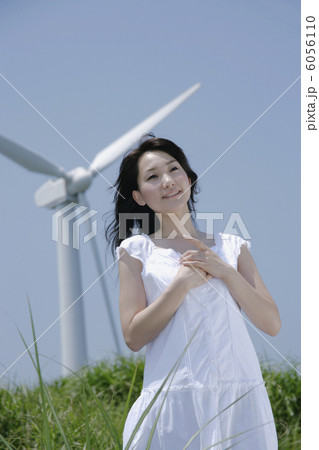 草原に立つ若い女性 6056110