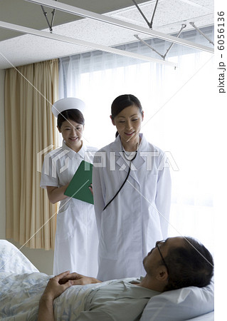 患者の回診をする医師と看護師 6056136