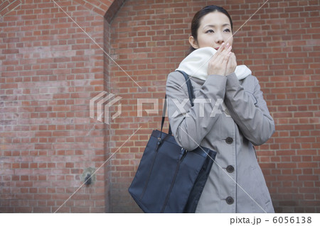 手をこすり合わせる女性 手をこすり合わせる女性 6056138