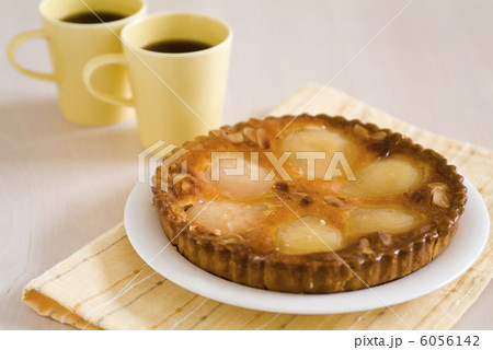 洋梨のタルトとコーヒー 6056142