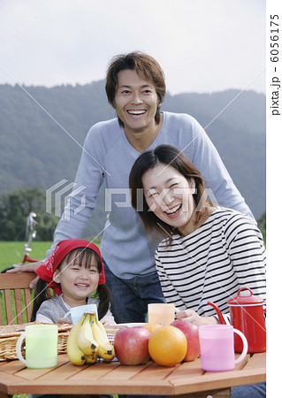 ピクニックテーブルに座る親子3人 6056175