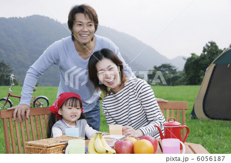 ピクニックテーブルに座る親子3人 6056187
