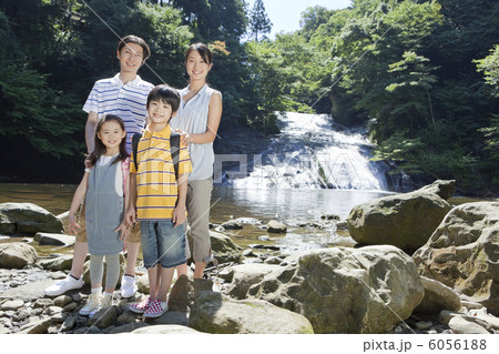 渓流に立つ家族４人 6056188