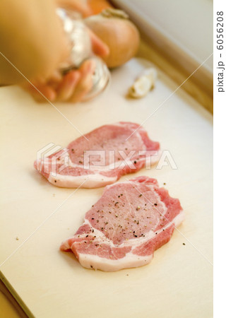 胡椒をふった豚ロース肉 6056208