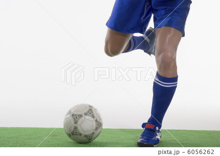 ボールを蹴るサッカー選手 6056262