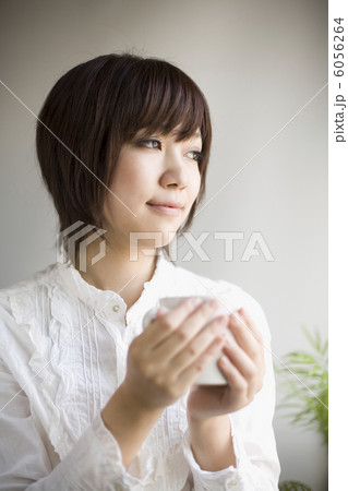 お茶を飲む女性 6056264