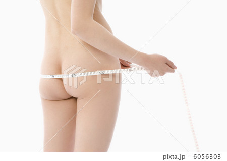 メジャーをあてた女性のヒップ 6056303