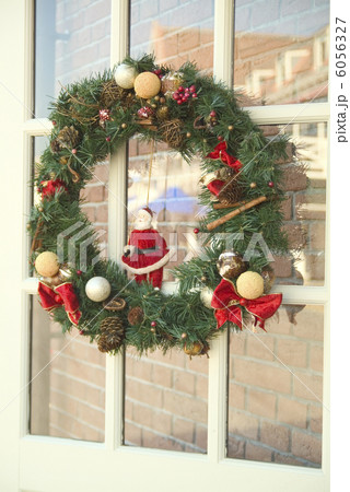 ドアに飾られたリース 6056327