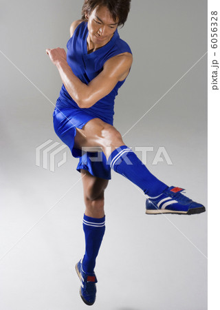 ボールを蹴るサッカー選手 ボールを蹴るサッカー選手 6056328