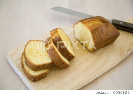 カットしたパウンドケーキ 6056329