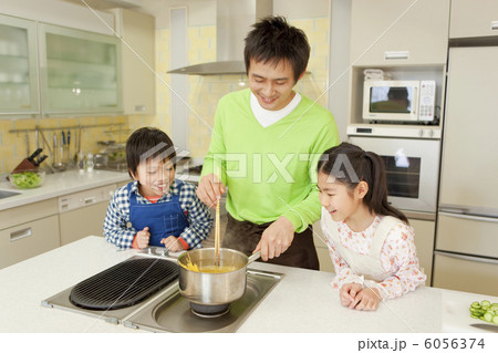 スパゲティを茹でる父親と子供2人 スパゲティを茹でる父親と子供2人 6056374