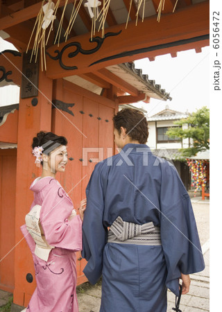 八坂庚申堂の山門をくぐる和服姿の男女 6056472