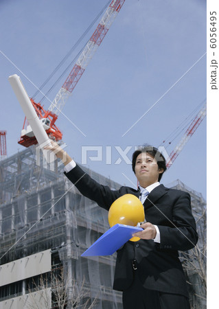 建築現場で図面とヘルメットを持つ男性 建築現場で図面とヘルメットを持つ男性 6056495