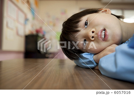 床に伏せる男の子 6057016
