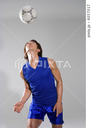 ヘディングをするサッカー選手 6057017