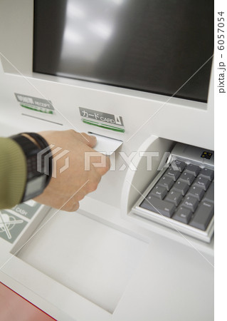 ATMにカードを入れる男性の手元 ATMにカードを入れる男性の手元 6057054