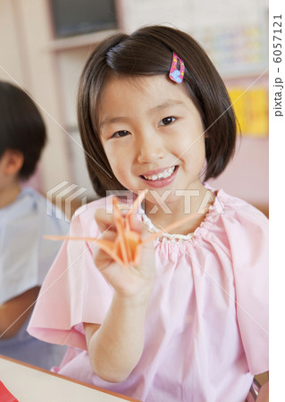 折り鶴を手に持つ女の子 折り鶴を手に持つ女の子 6057121
