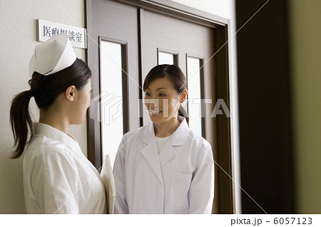 医療相談室の前に立つ女性医師と女性看護士 医療相談室の前に立つ女性医師と女性看護士 6057123