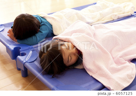 保育所で昼寝をする子供2人 保育所で昼寝をする子供2人 6057125