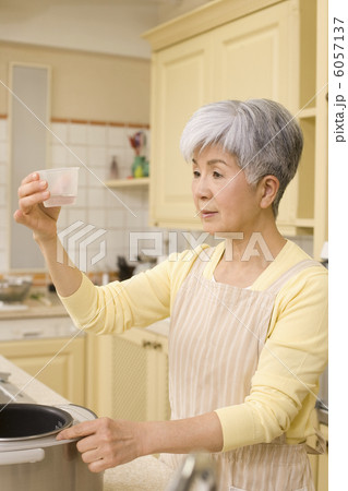 計量カップを見るシニア女性 6057137