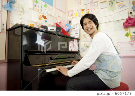 ピアノを弾く幼稚園教諭 6057178
