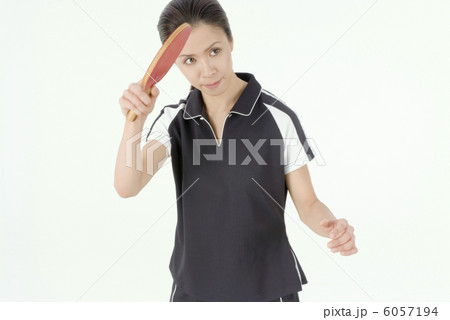 卓球をする女性 卓球をする女性 6057194