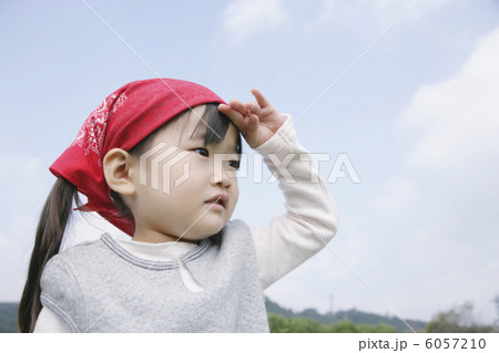 遠くを見る女の子 遠くを見る女の子 6057210