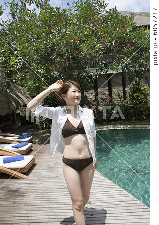 プールサイドに立つ女性 プールサイドに立つ女性 6057217