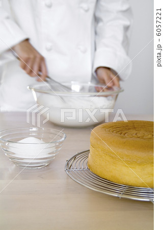 生クリームを泡立てる女性 6057221