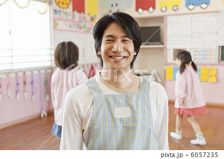 教室で笑う幼稚園教諭 6057235