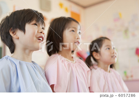並んで立つ幼稚園児の笑顔 6057286
