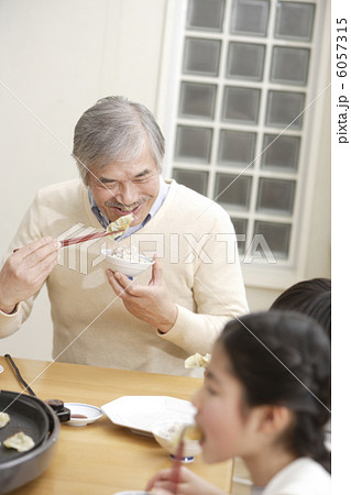 ご飯を食べる祖父と子供2人 ご飯を食べる祖父と子供2人 6057315
