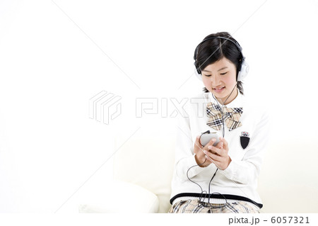 ウォークマンを聞く女子中学生 6057321