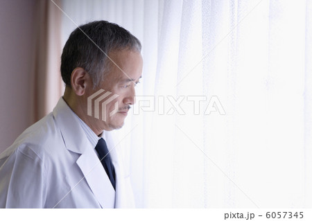 窓際に立つ男性医師 6057345