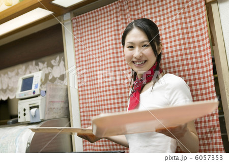 トレーを持つ女性店員 トレーを持つ女性店員 6057353