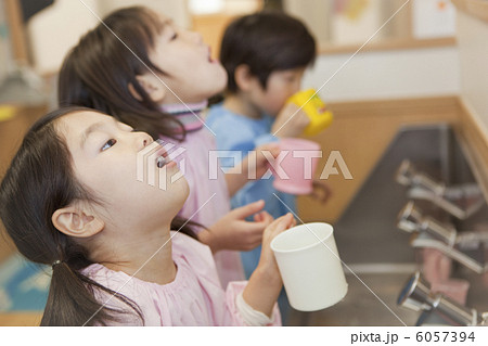 並んでうがいをする幼稚園児3人 並んでうがいをする幼稚園児3人 6057394