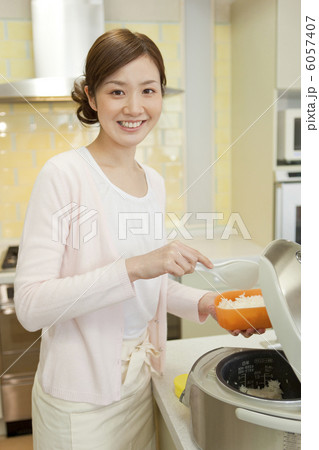 キッチンで弁当箱にご飯をよそう女性の写真素材 6057407 Pixta