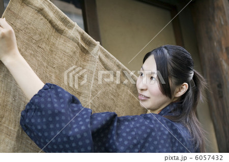 のれんを掛ける女性店員 のれんを掛ける女性店員 6057432