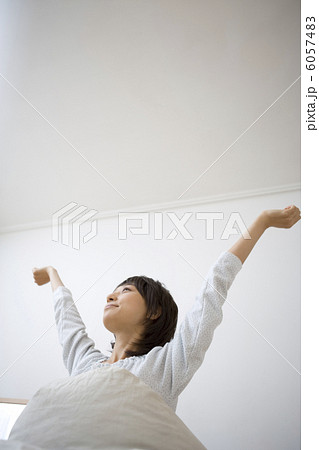 ベッドで伸びをする20代　主婦 6057483