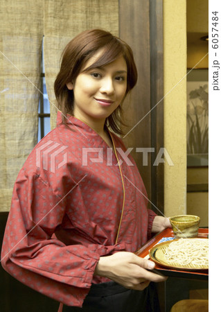 蕎麦を運ぶ女性店員 6057484