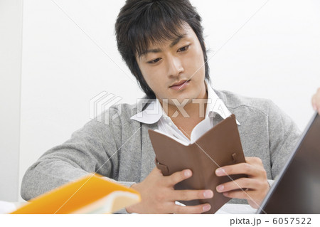 手帳を見る男性 6057522