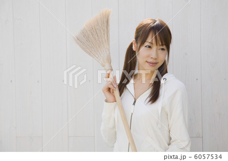 箒を手に持つ女性 箒を手に持つ女性 6057534