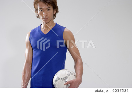 ボールを持つサッカー選手 ボールを持つサッカー選手 6057582