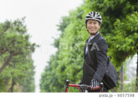 ヘルメットをかぶったスーツ姿の若い男性 6057598